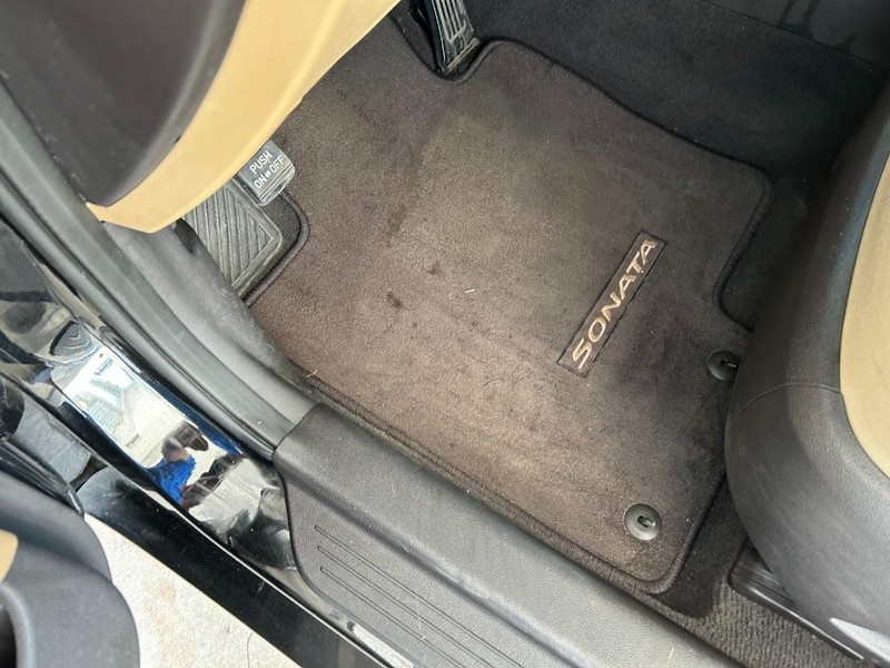 Hyundai Sonata Vehicle Full-screen Gallery Image 16