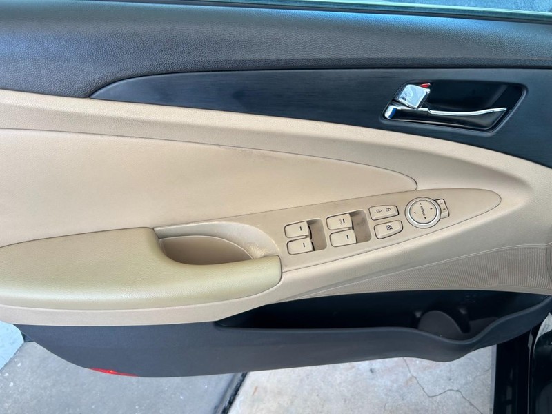 Hyundai Sonata Vehicle Full-screen Gallery Image 17