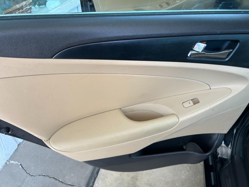 Hyundai Sonata Vehicle Full-screen Gallery Image 20