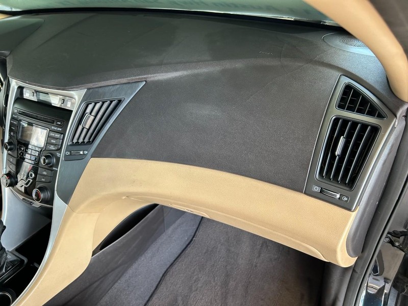 Hyundai Sonata Vehicle Full-screen Gallery Image 21