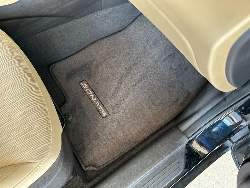 Hyundai Sonata Vehicle Full-screen Gallery Image 23