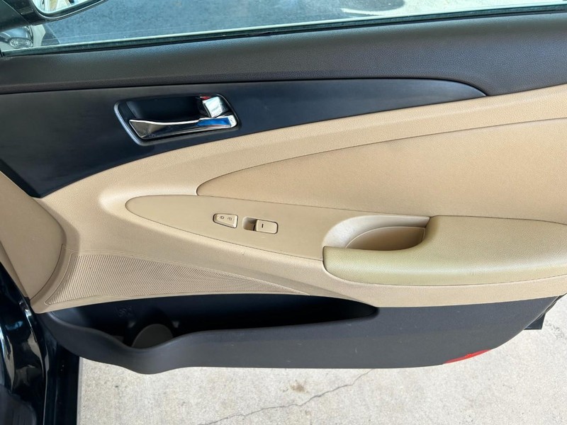 Hyundai Sonata Vehicle Full-screen Gallery Image 24