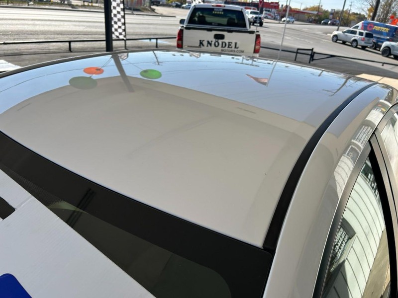 Toyota Corolla Vehicle Full-screen Gallery Image 07