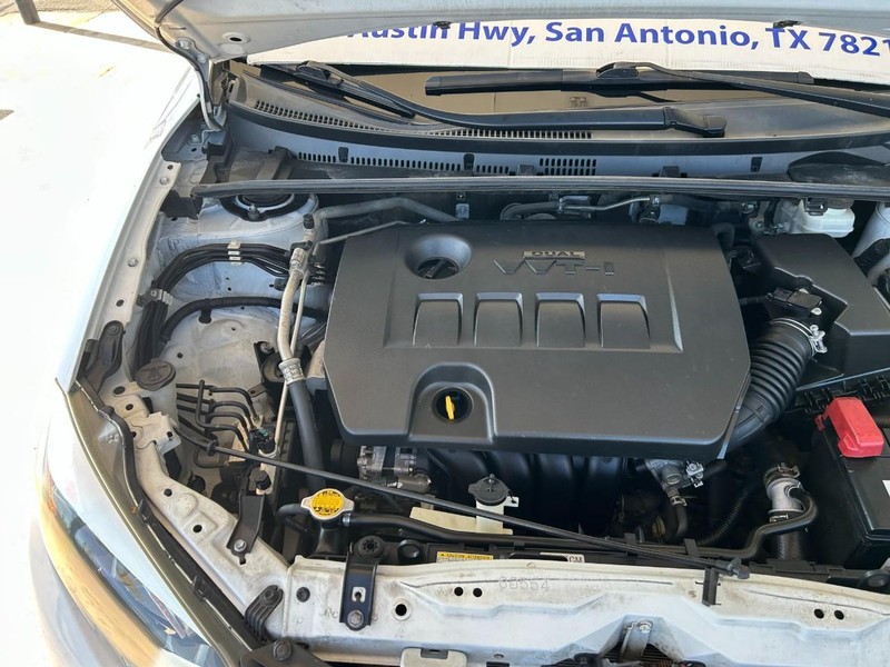 Toyota Corolla Vehicle Full-screen Gallery Image 10