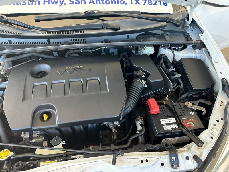 Toyota Corolla Vehicle Full-screen Gallery Image 11