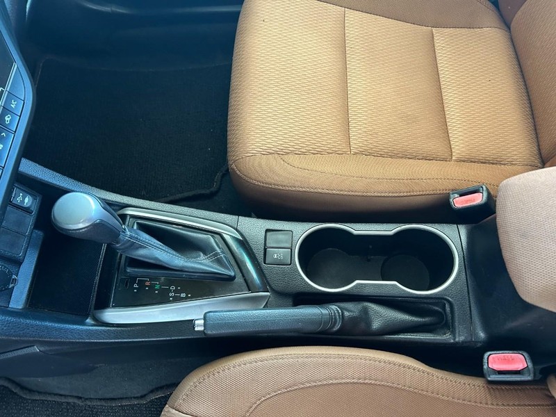 Toyota Corolla Vehicle Full-screen Gallery Image 15