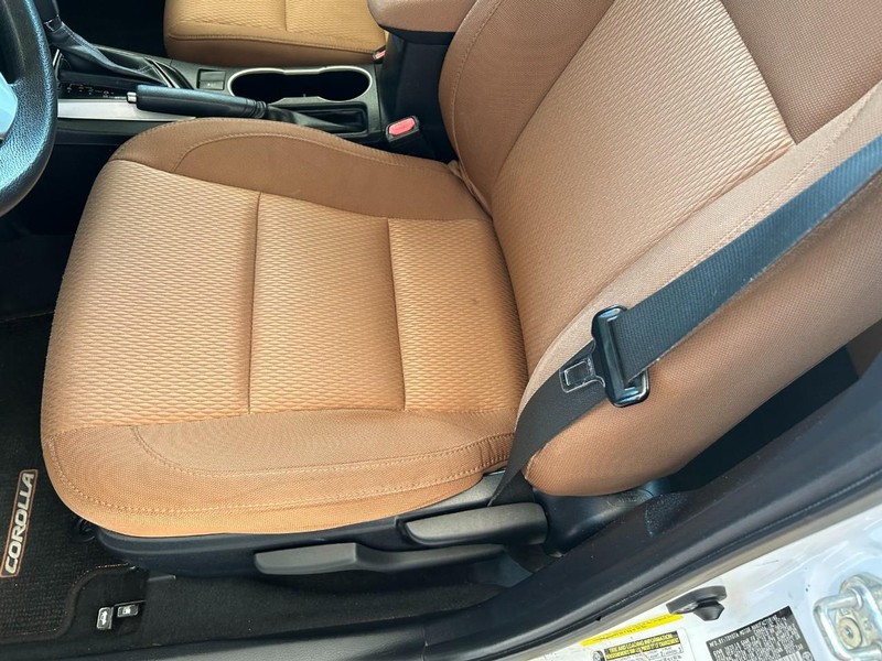 Toyota Corolla Vehicle Full-screen Gallery Image 17