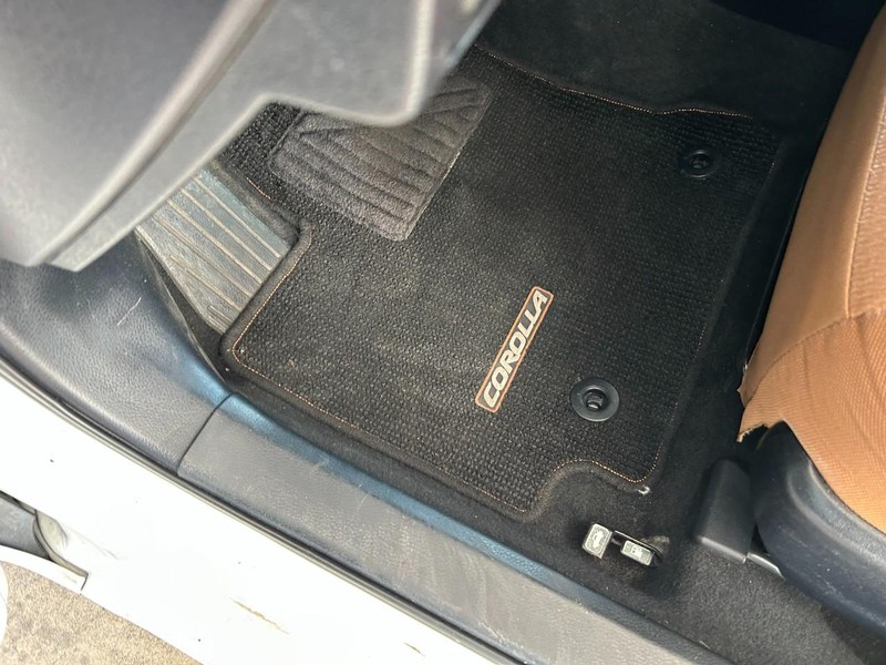 Toyota Corolla Vehicle Full-screen Gallery Image 18