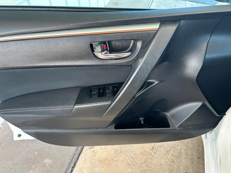 Toyota Corolla Vehicle Full-screen Gallery Image 19