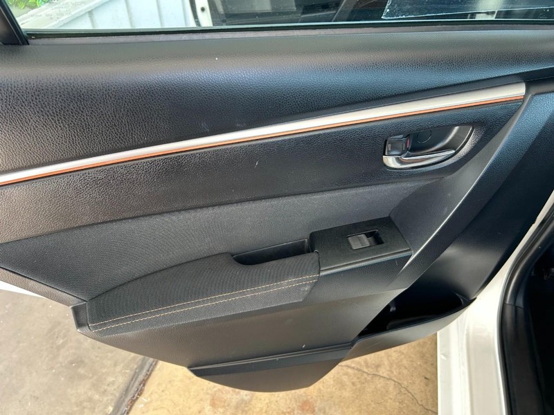 Toyota Corolla Vehicle Full-screen Gallery Image 22