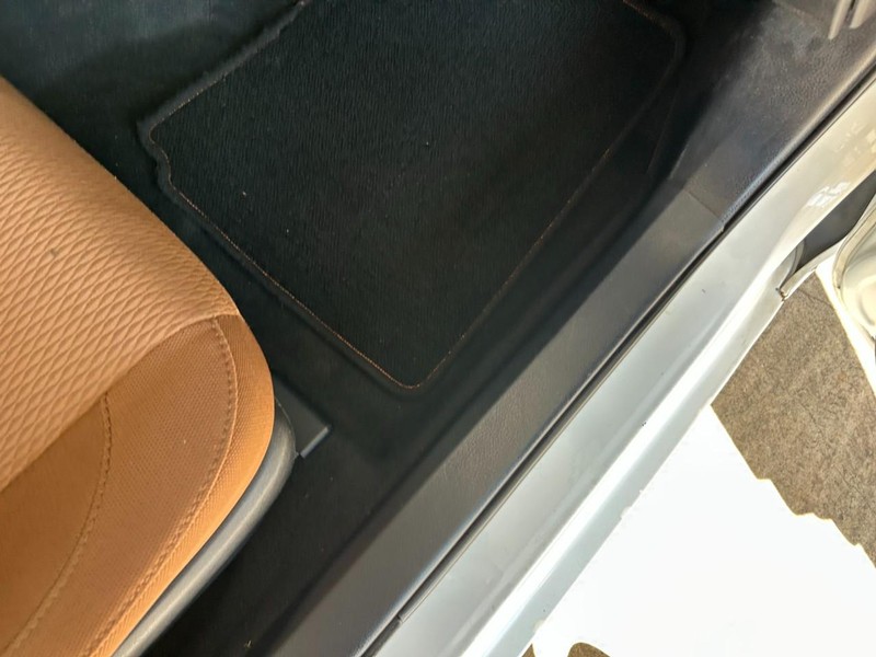 Toyota Corolla Vehicle Full-screen Gallery Image 25