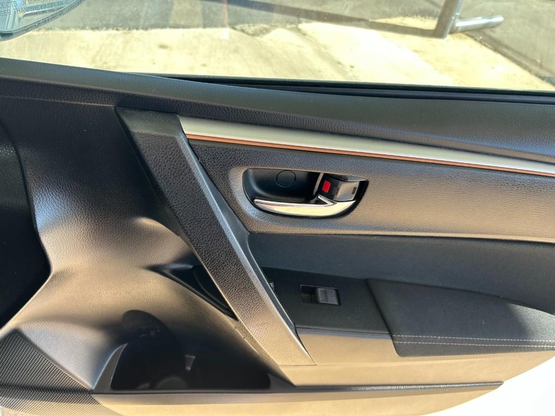 Toyota Corolla Vehicle Full-screen Gallery Image 26