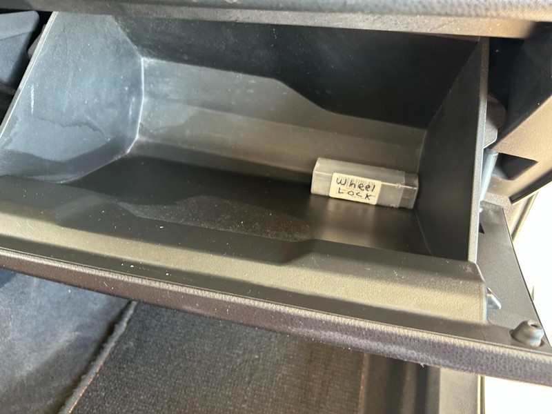 Toyota Corolla Vehicle Full-screen Gallery Image 27