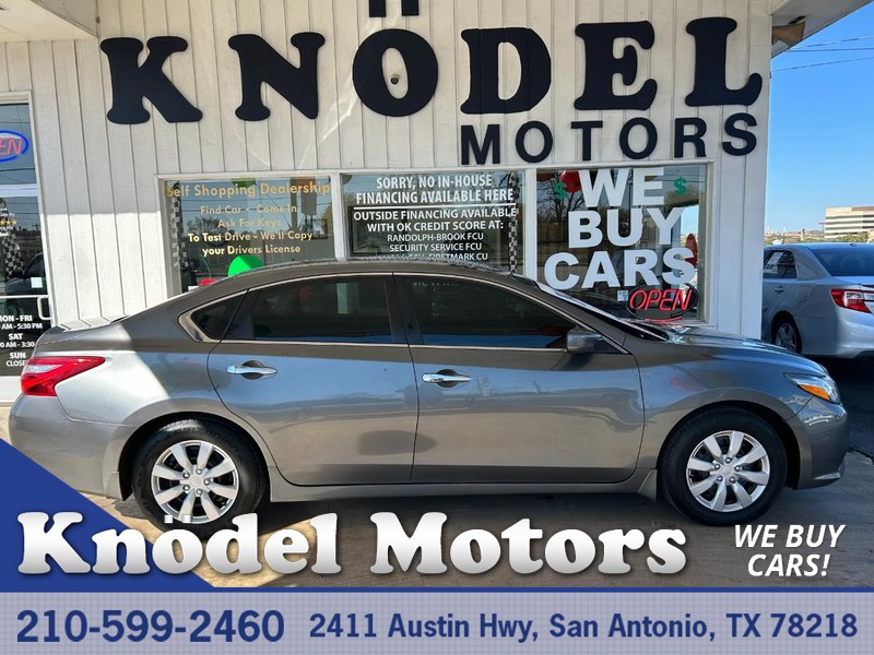 Nissan Altima Vehicle Full-screen Gallery Image 01