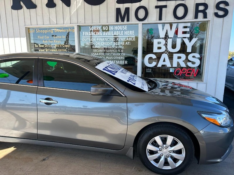 Nissan Altima Vehicle Full-screen Gallery Image 04