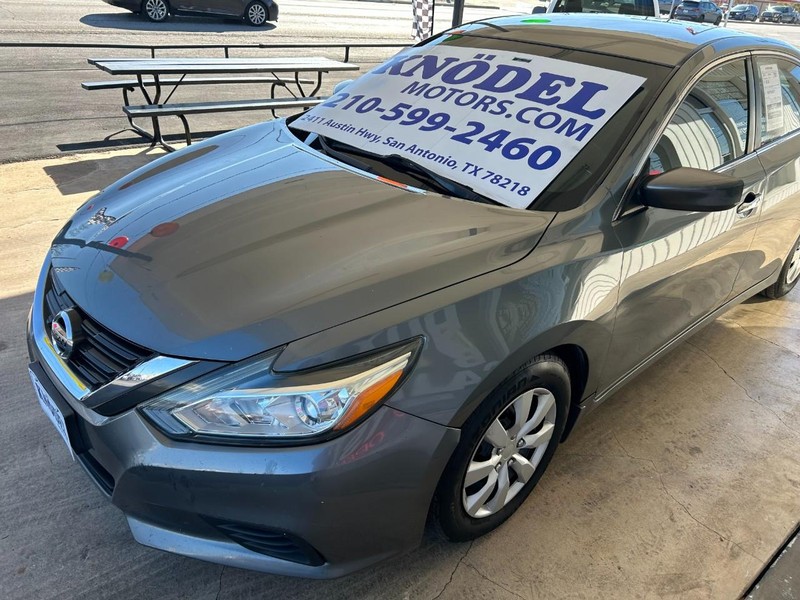 Nissan Altima Vehicle Full-screen Gallery Image 05