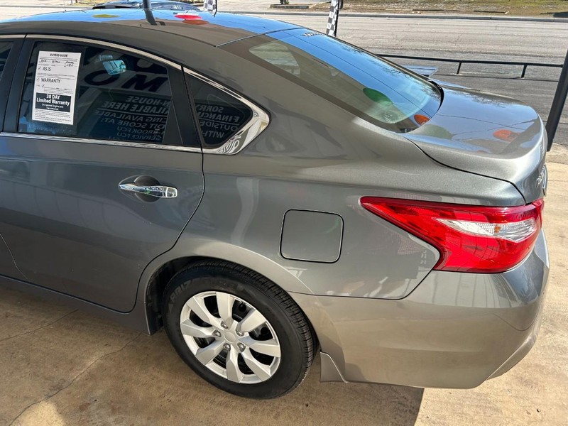 Nissan Altima Vehicle Full-screen Gallery Image 06