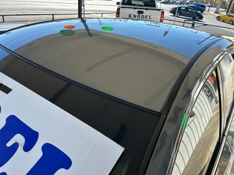 Nissan Altima Vehicle Full-screen Gallery Image 07