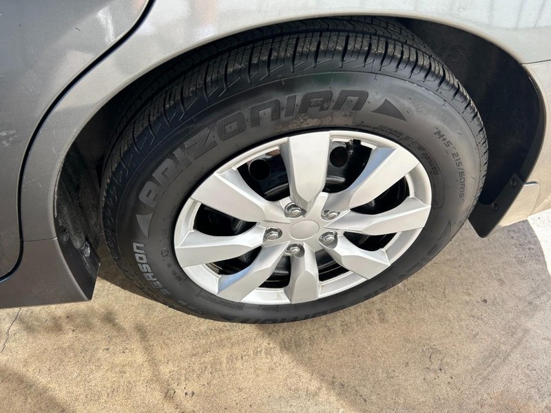 Nissan Altima Vehicle Full-screen Gallery Image 08