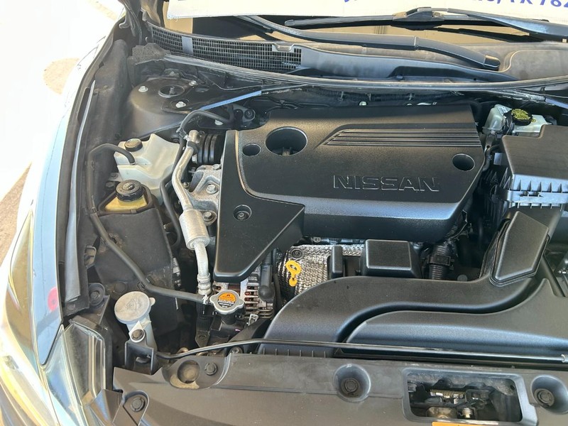 Nissan Altima Vehicle Full-screen Gallery Image 09