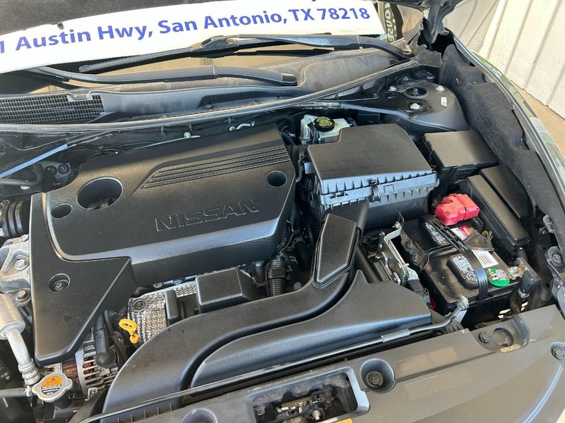 Nissan Altima Vehicle Full-screen Gallery Image 10