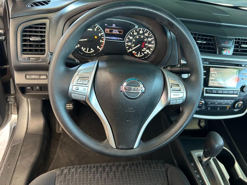 Nissan Altima Vehicle Full-screen Gallery Image 12