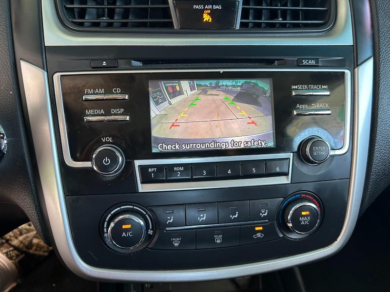 Nissan Altima Vehicle Full-screen Gallery Image 13