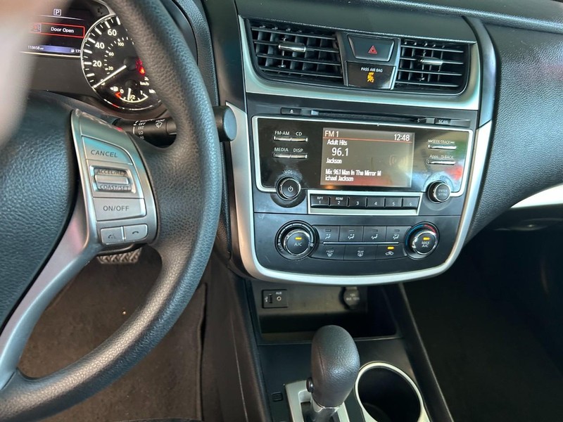 Nissan Altima Vehicle Full-screen Gallery Image 14