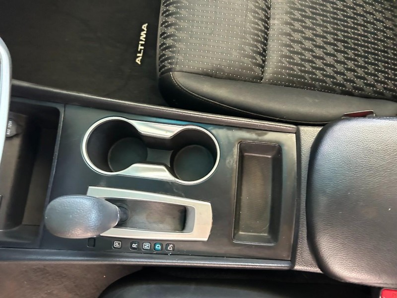 Nissan Altima Vehicle Full-screen Gallery Image 15