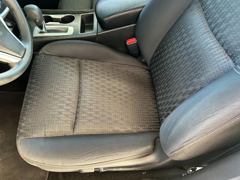 Nissan Altima Vehicle Full-screen Gallery Image 17