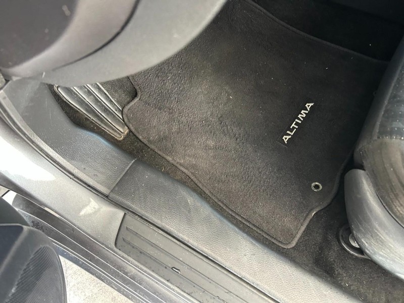 Nissan Altima Vehicle Full-screen Gallery Image 18