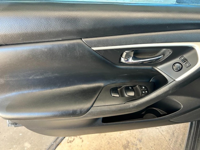 Nissan Altima Vehicle Full-screen Gallery Image 19