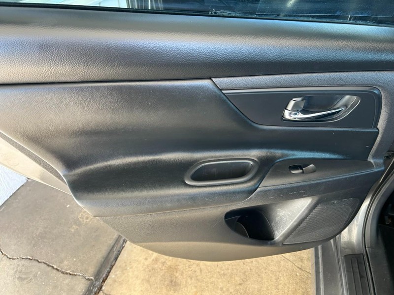 Nissan Altima Vehicle Full-screen Gallery Image 21