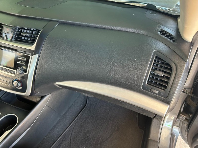 Nissan Altima Vehicle Full-screen Gallery Image 22