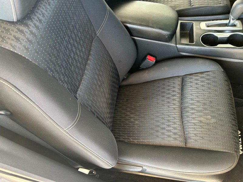 Nissan Altima Vehicle Full-screen Gallery Image 23