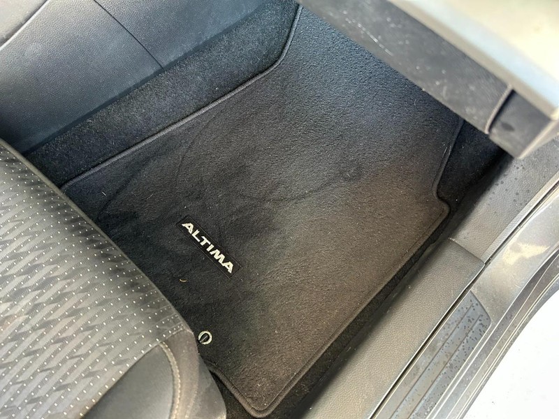 Nissan Altima Vehicle Full-screen Gallery Image 24