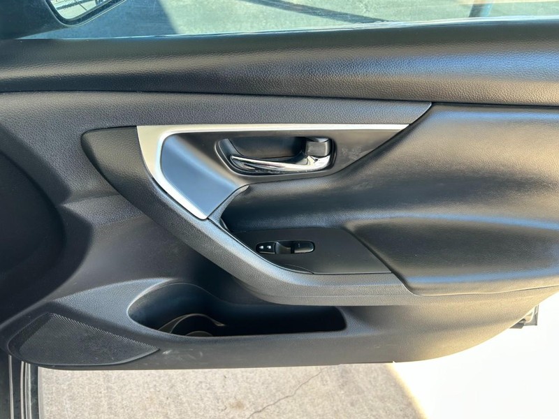 Nissan Altima Vehicle Full-screen Gallery Image 25