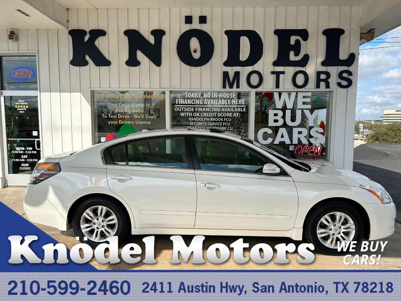 Nissan Altima Vehicle Full-screen Gallery Image 01