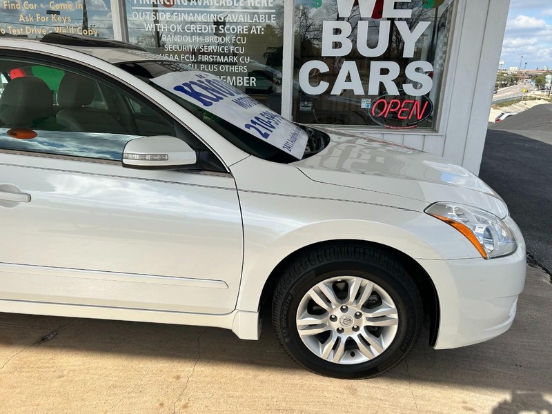 Nissan Altima Vehicle Full-screen Gallery Image 04