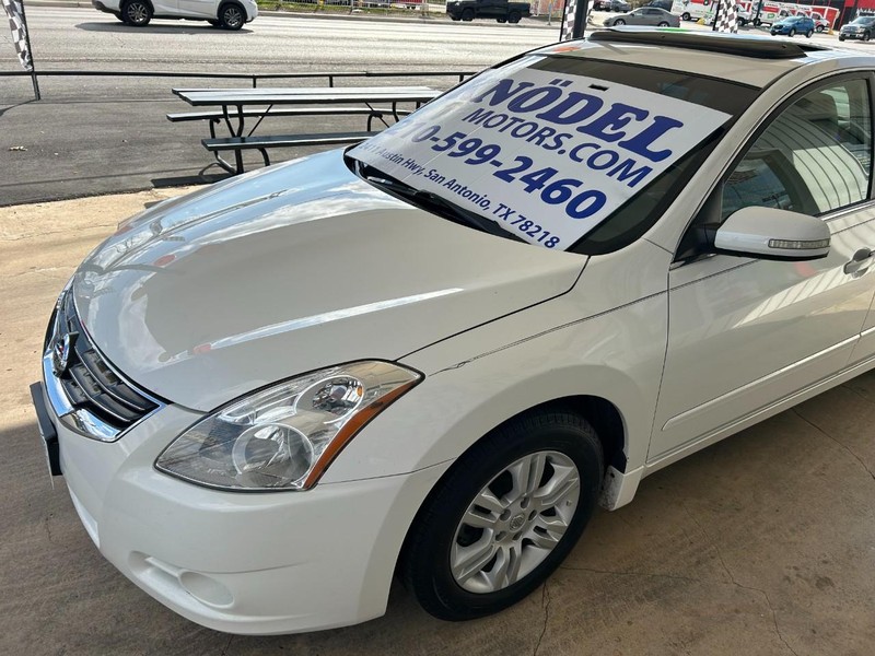 Nissan Altima Vehicle Full-screen Gallery Image 05