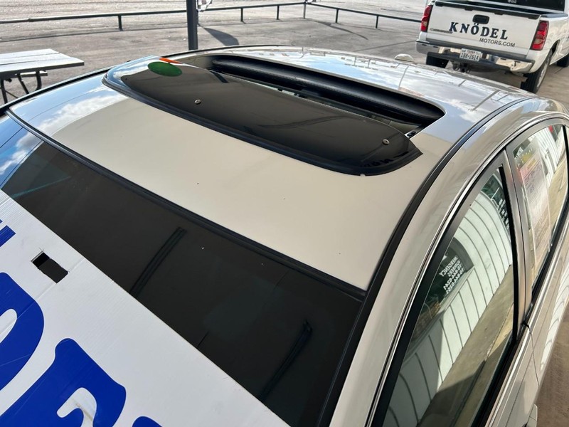 Nissan Altima Vehicle Full-screen Gallery Image 06