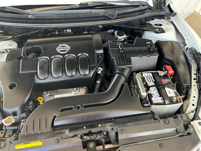 Nissan Altima Vehicle Full-screen Gallery Image 10