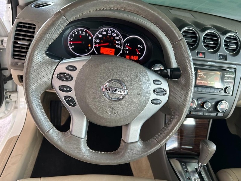 Nissan Altima Vehicle Full-screen Gallery Image 11