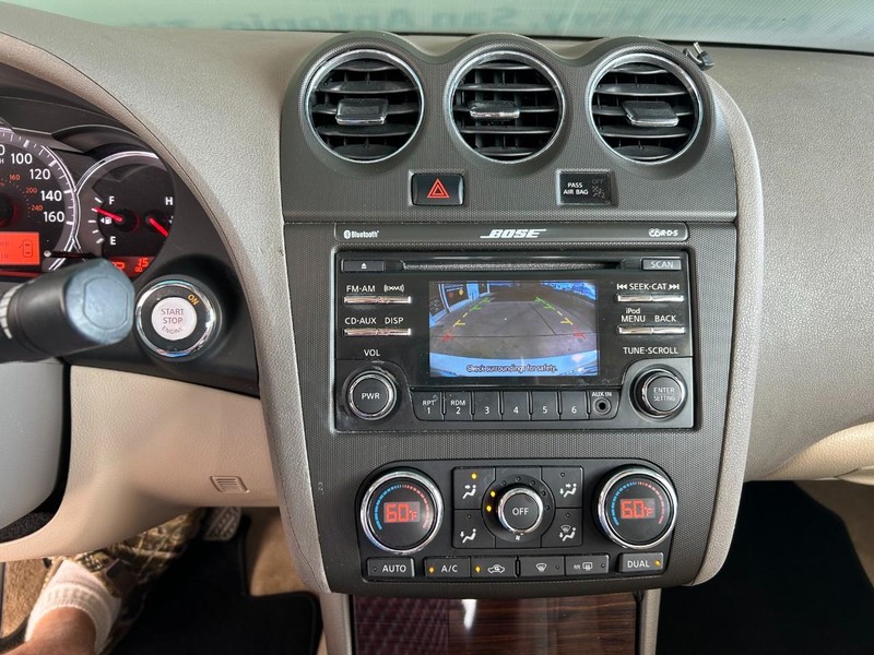 Nissan Altima Vehicle Full-screen Gallery Image 12