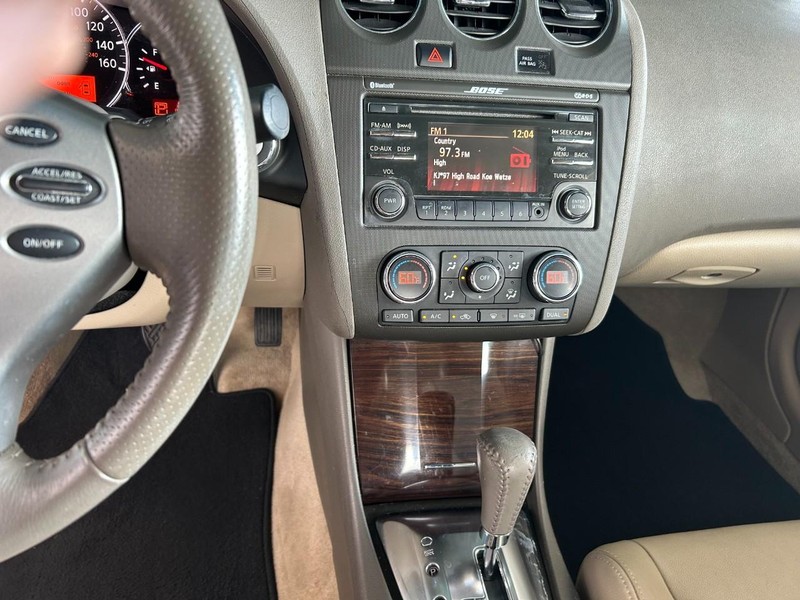 Nissan Altima Vehicle Full-screen Gallery Image 13