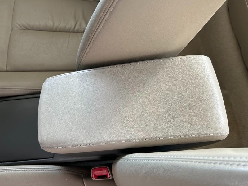 Nissan Altima Vehicle Full-screen Gallery Image 15