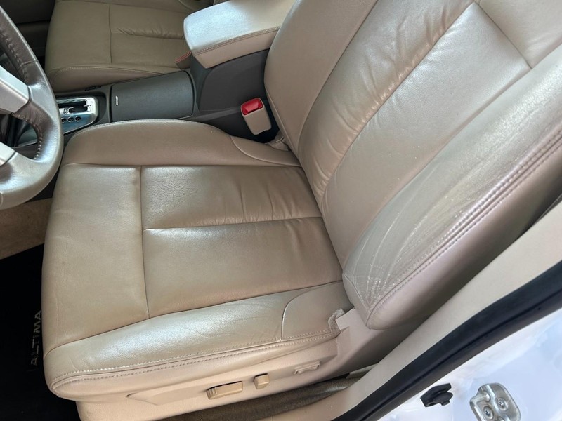 Nissan Altima Vehicle Full-screen Gallery Image 16