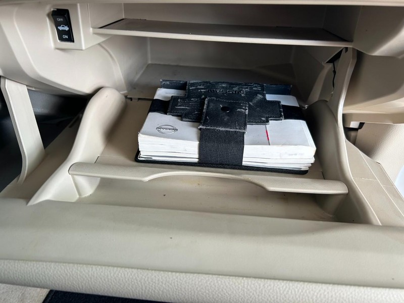 Nissan Altima Vehicle Full-screen Gallery Image 17