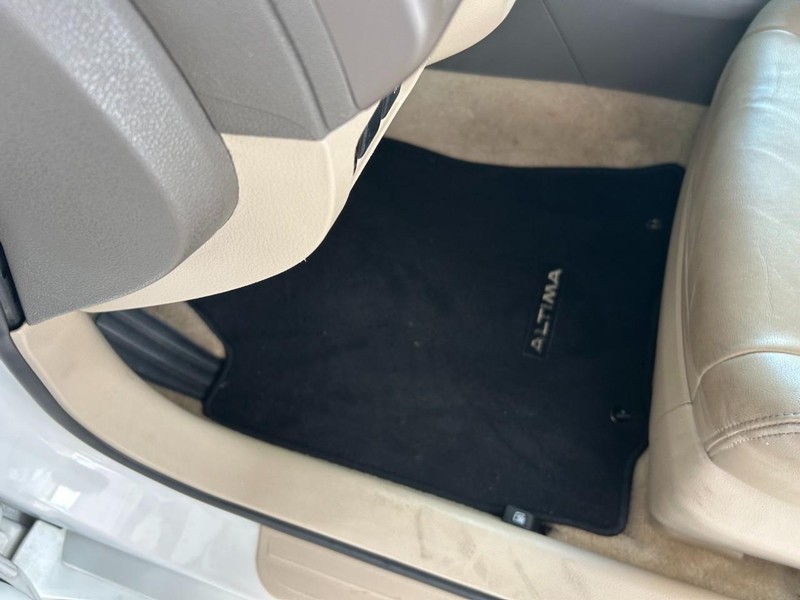 Nissan Altima Vehicle Full-screen Gallery Image 18