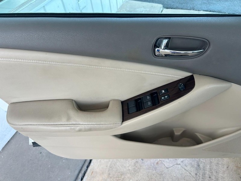 Nissan Altima Vehicle Full-screen Gallery Image 20